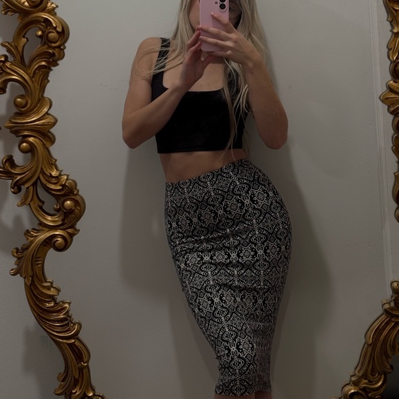 Elegant Black and White Patterned Skirt - Picture 2 of 4